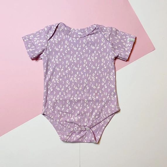 lila leopárd body